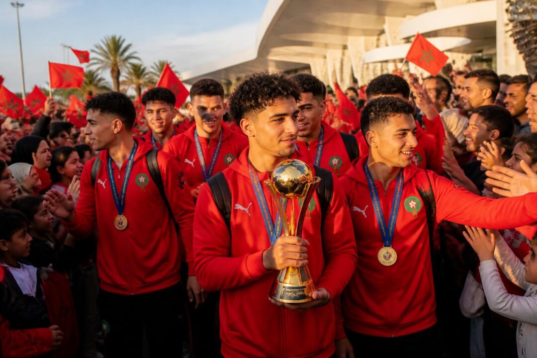 découvrez le retour triomphal des héros marocains de la coupe du monde u20 à santiago, ramenant le trophée tant convoité au maroc.
