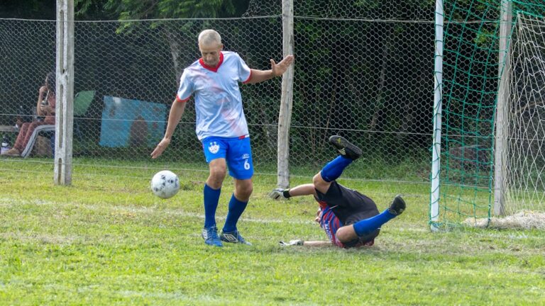 Un tout petit stade pour deux géants du foot : défis et surprises