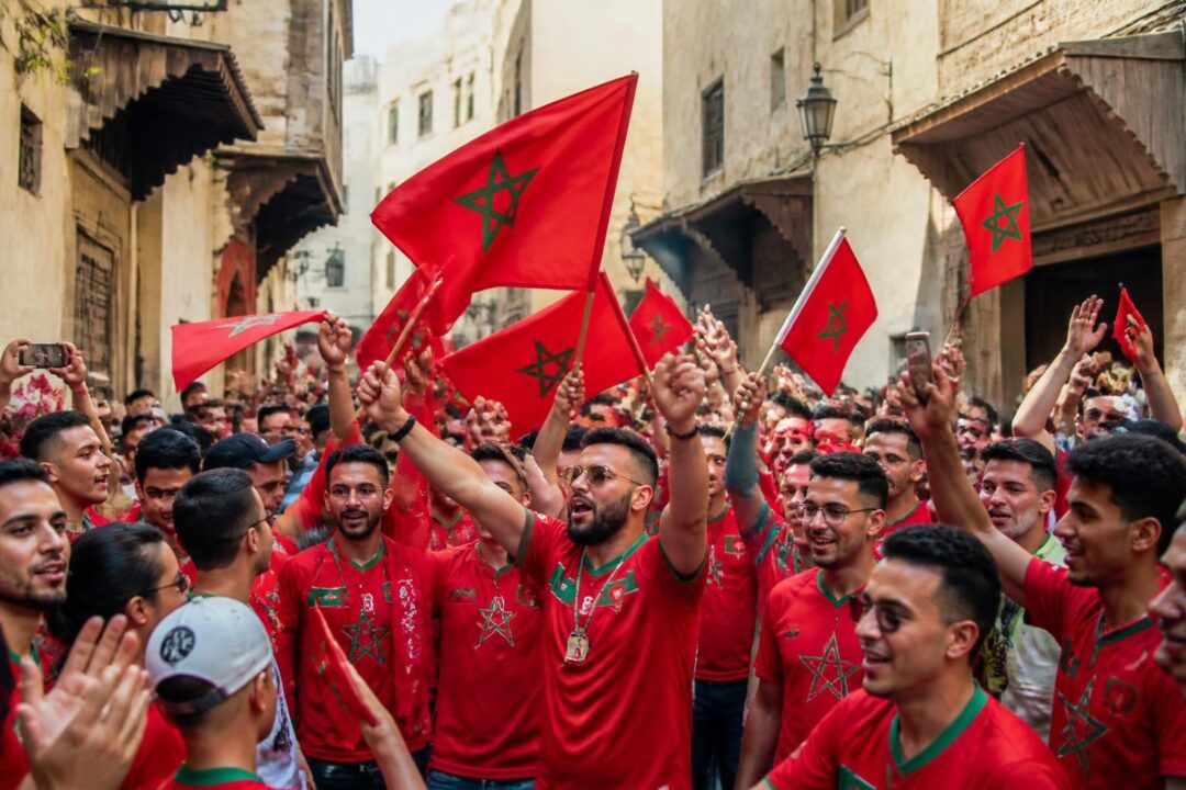 découvrez l'ambiance passionnée à fès lors du reportage sur les lions de l'atlas, avec maillots colorés, drapeaux flottants et supporters dévoués.
