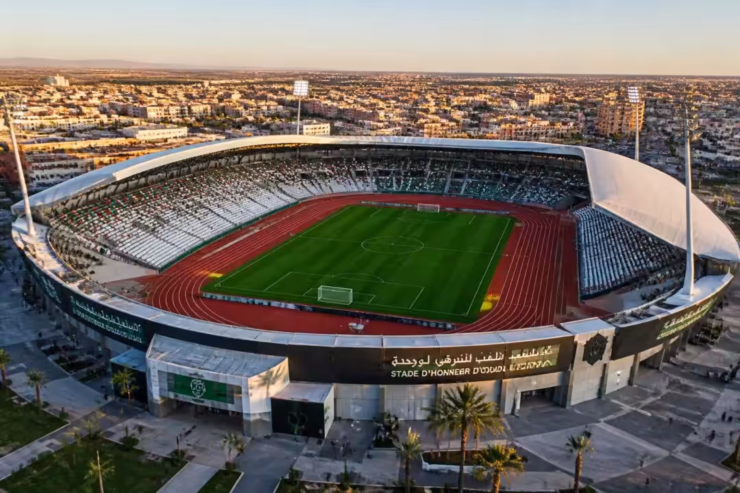 découvrez en vidéo le nouveau stade d'oujda avec ses installations modernes et son design flambant neuf, parfait pour les événements sportifs et culturels.