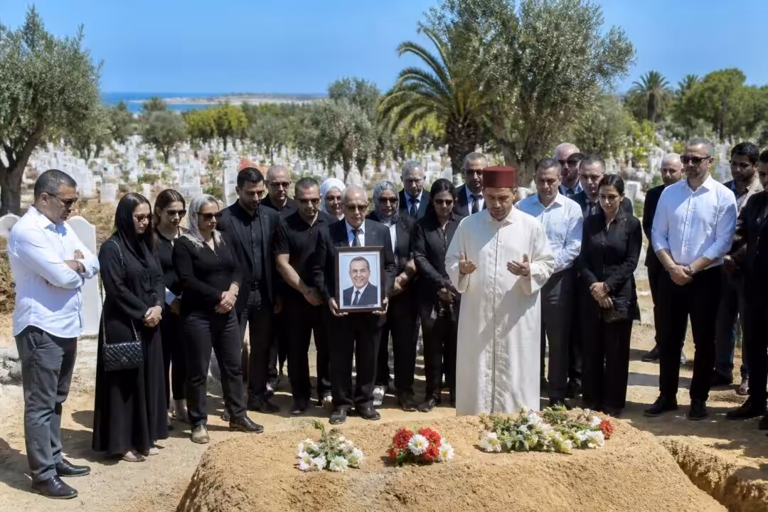 découvrez le dernier hommage rendu à abdellatif akhrif lors de son enterrement à tanger, un moment de recueillement et de mémoire.