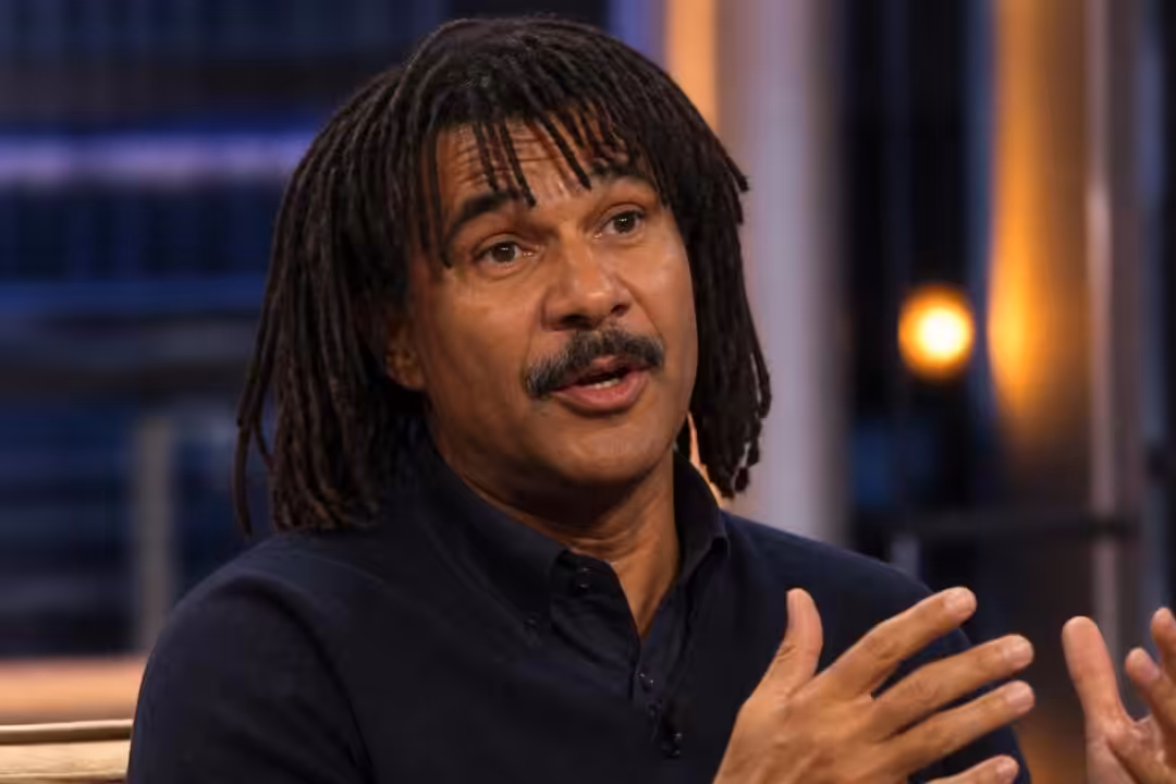 ruud gullit partage son souhait de voir hakim ziyech intégrer le fc barcelone, soulignant son talent et l'impact qu'il pourrait avoir dans l'équipe.