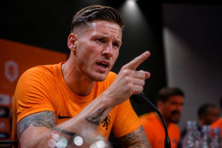Wout Weghorst critique sévèrement les Oranje suite à une Coupe du monde décevante : « Il est temps d&rsquo;agir »