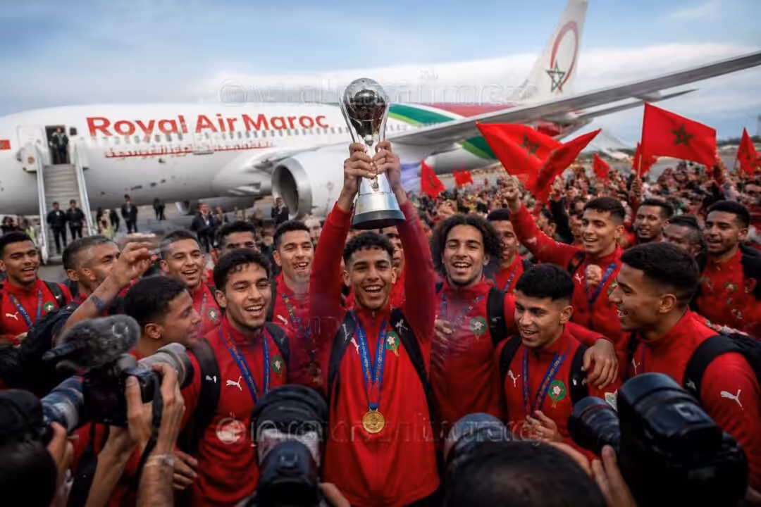 découvrez le retour triomphal des héros de l'équipe u20 du maroc à santiago, célébrant leur victoire au mondial avec le trophée en main.