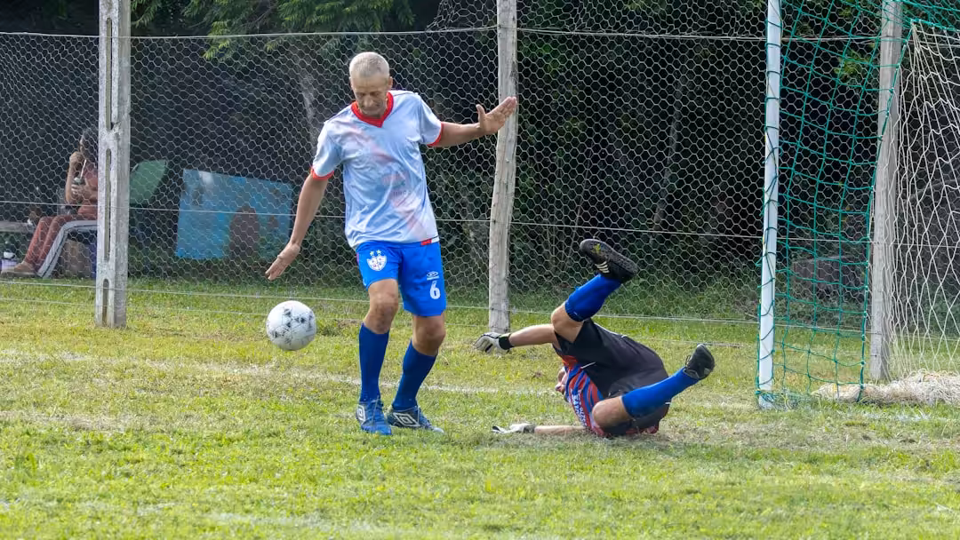 Un tout petit stade pour deux géants du foot : défis et surprises