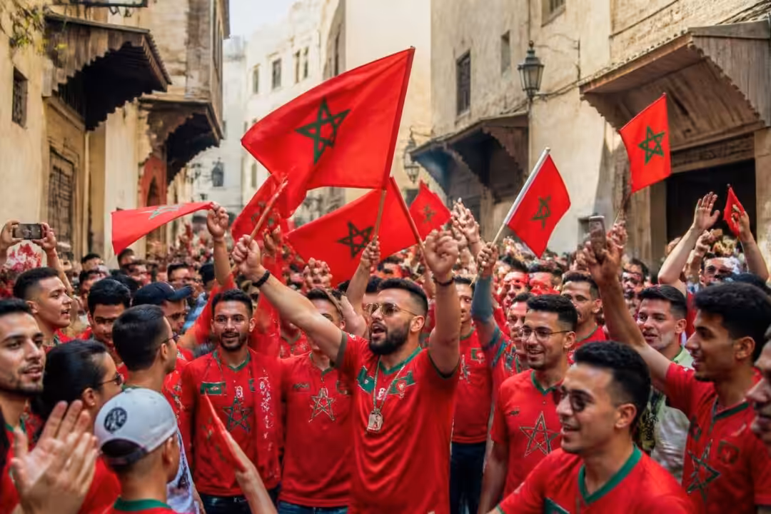 découvrez l'ambiance passionnée à fès lors du reportage sur les lions de l'atlas, avec maillots colorés, drapeaux flottants et supporters dévoués.