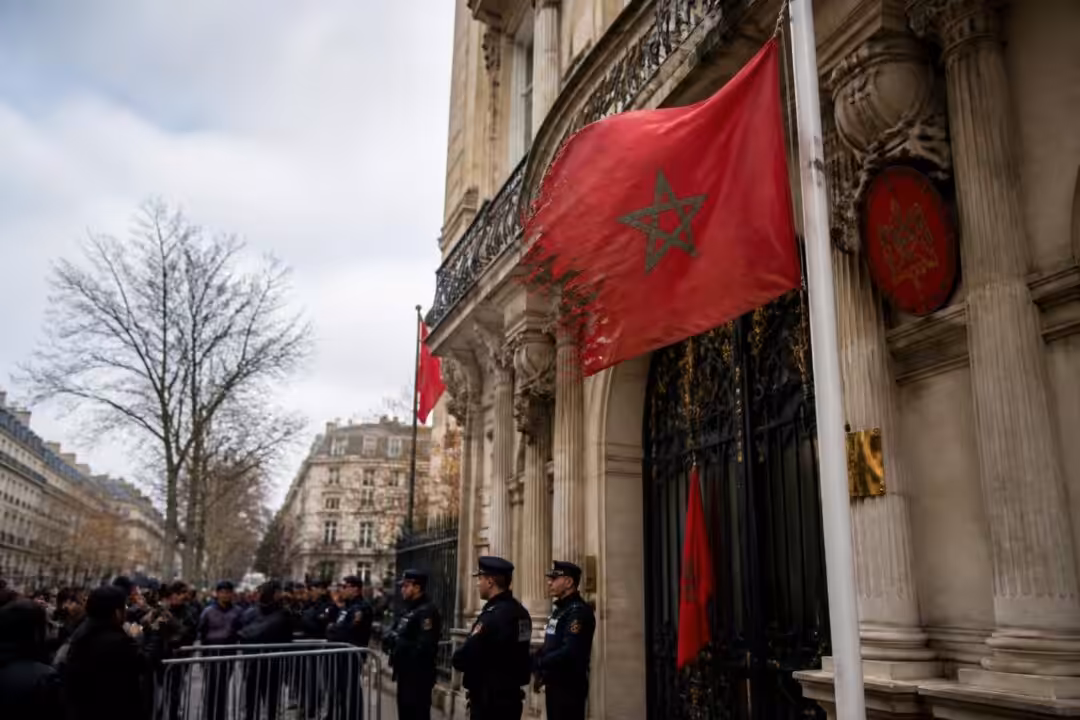 suite à la profanation d’un drapeau marocain, l’ambassade du maroc en france a déposé une plainte dans le contexte de la coupe du monde 2026, soulignant un acte grave envers les symboles nationaux.