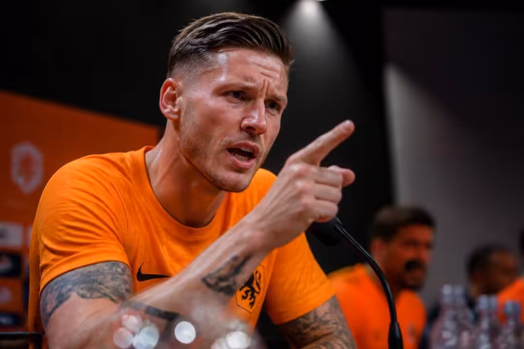 wout weghorst exprime une critique sévère envers l'équipe des oranje après une coupe du monde décevante et appelle à des changements urgents pour redresser la situation.